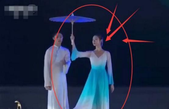 周深伴舞是四只猫